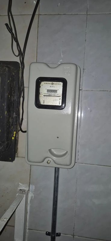 Caja de medidor nueva instalada en un muro