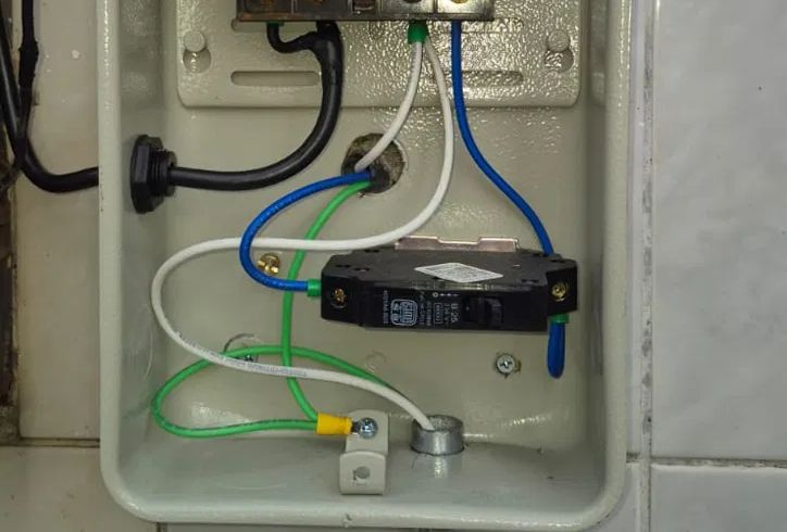 Caja de medidor nueva con automático y tierra conectados