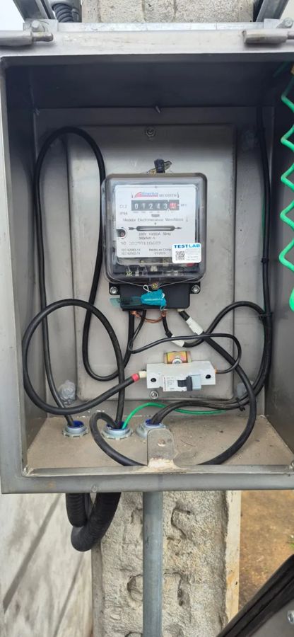 Caja de empalme con medidor monofásico y automático