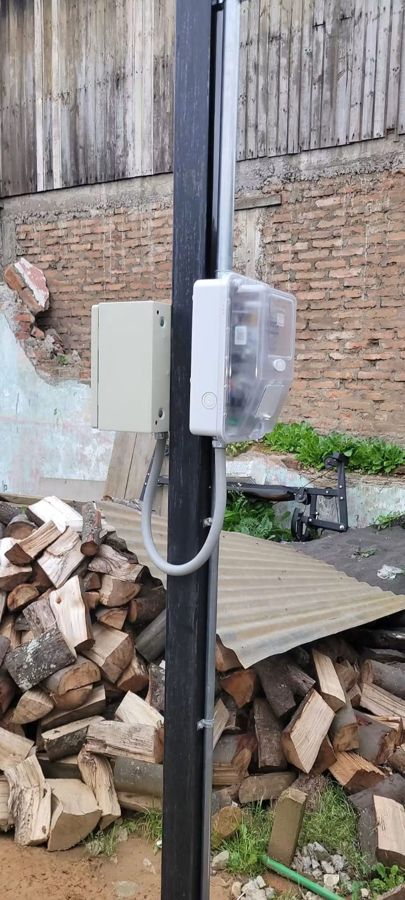 Caja de medidor y gabinete instalados en un poste