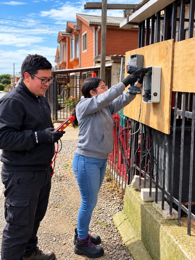 Dos estudiantes en práctica armando y conectando un empalme sin energía