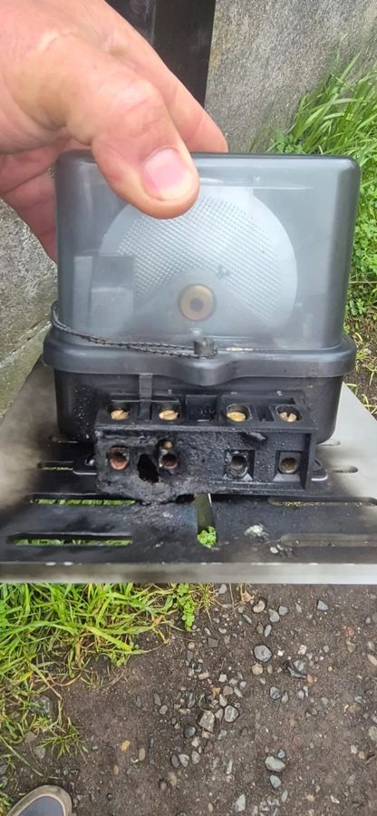 Medidor retirado con la regleta de bornes derretida por una falla