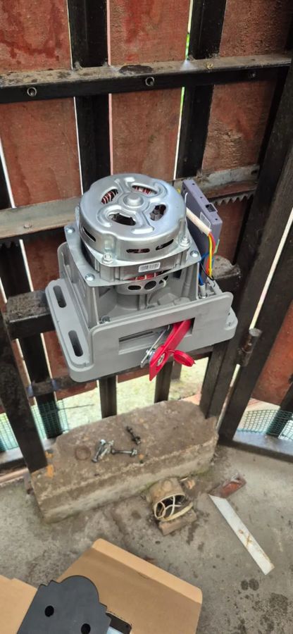 Motor de portón corredera montado en su base