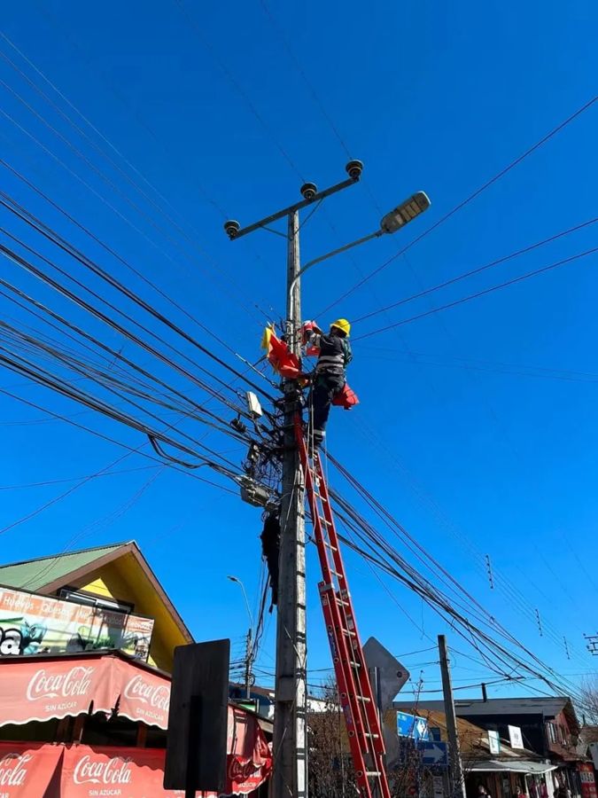 Técnico trabajando en lo alto de un poste