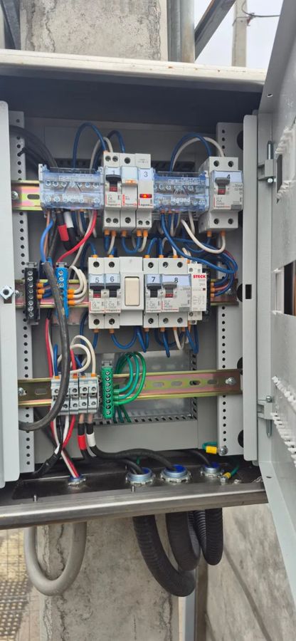 Tablero de un condominio para iluminación, portón y cerco eléctrico