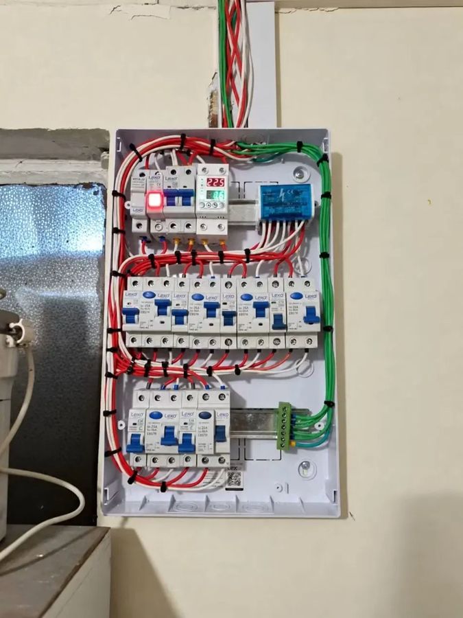 Tablero ordenado con protecciones y cableado por colores